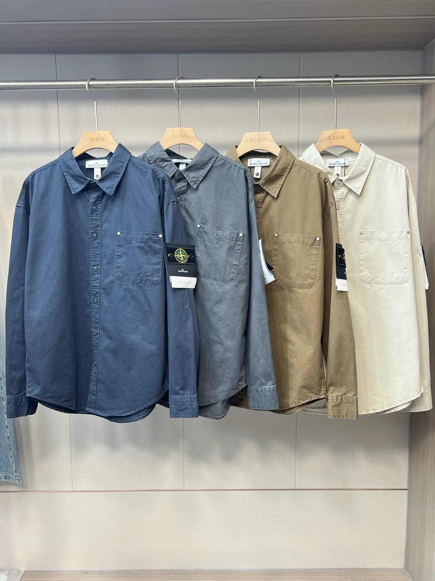 P350 Stone Island 25 new autumn shirt jacket, a multi-color shirt jacket, the colors are super beautiful. This pure cotton work shirt, abandons the traditional plain shirt, and uses a garment dyeing, washing and distressing process on the clothes, making the clothes more old and retro style, independently cut, and the shape is super correct! Classic work shirt, low-key yet stylish, easy to match💯! Whether it is street style or simple style, you can easily control it!